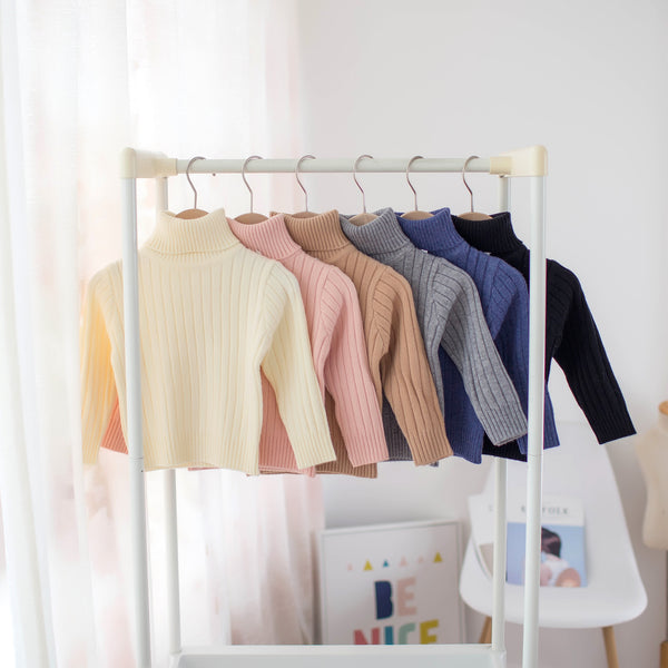 Camisa con cuello alto y parte inferior de color liso para niños y niñas