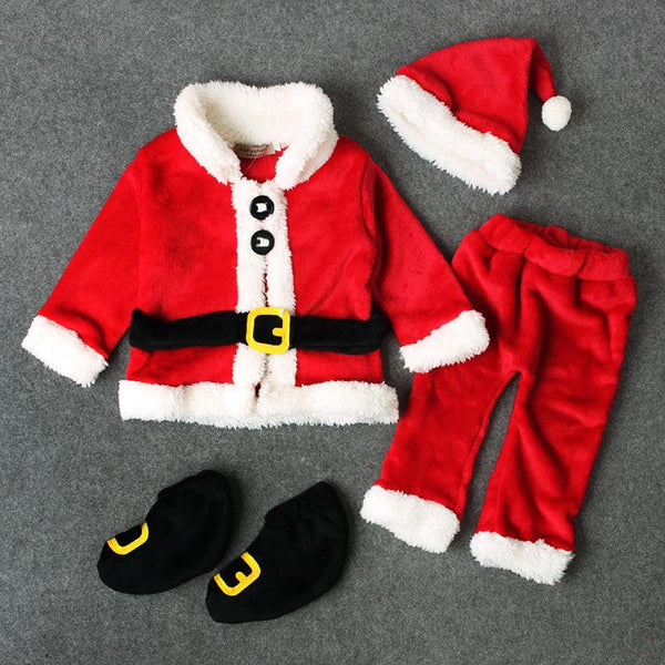 Papá Noel mira ropa infantil de cuatro piezas.