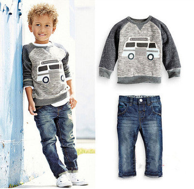 Un conjunto para comercio exterior: ropa infantil, coche infantil para niño, ropa de vaquero y traje vaquero.