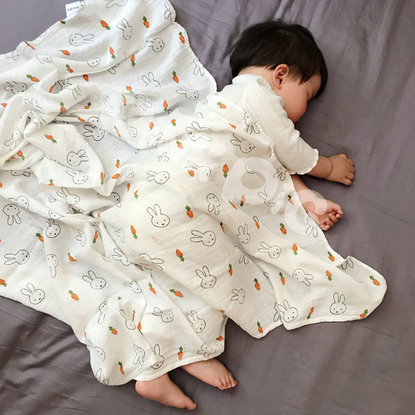 Bebé que sostiene una toalla manta, toalla de bebé recién nacido de bambú de hilo de doble capa