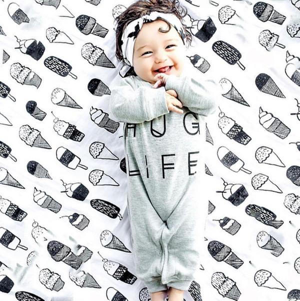 Mameluco para niño pequeño con estampado de letras de Hug Life