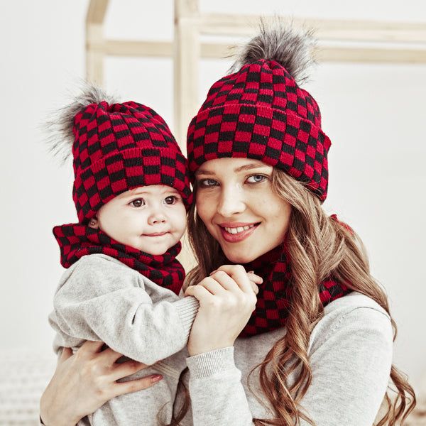 Mamá Y Bebé Un Conjunto De Gorros De Punto Nuevos Cuadros Rojos En Blanco Y Negro